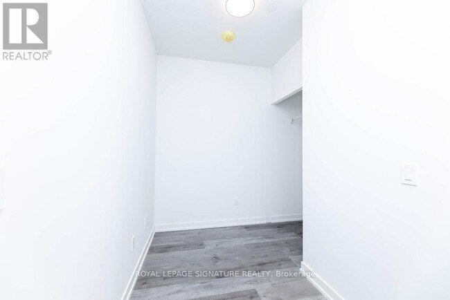 Photo du bâtiment - 1010 Dundas St E