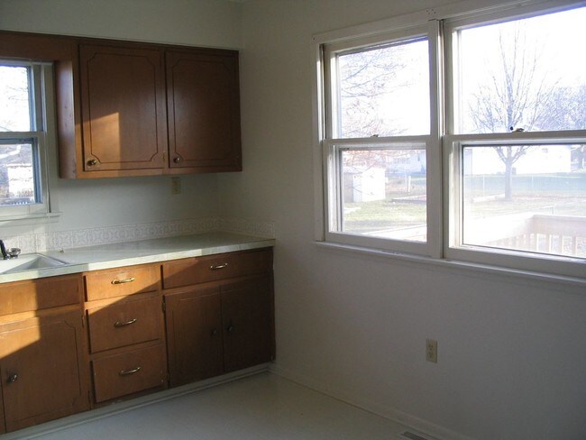 Building Photo - 627 3rd St
