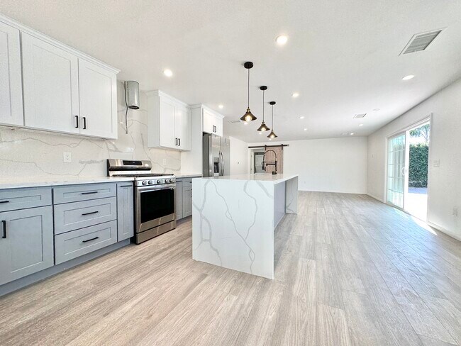 Building Photo - 6243 Platt Ave Woodland Hills, CA 91367