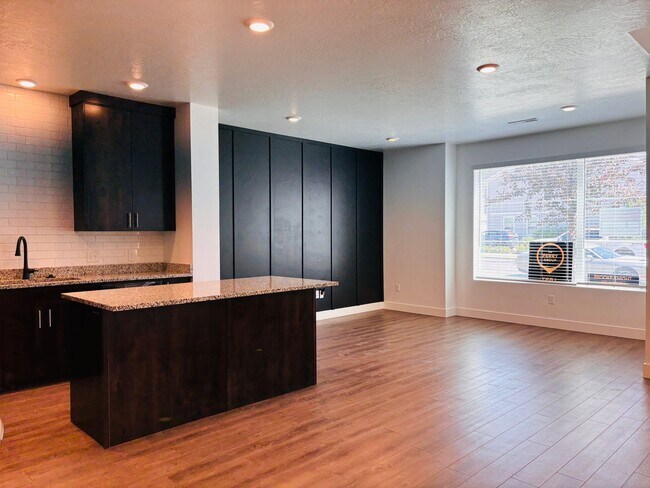 Building Photo - 426 W 85 S