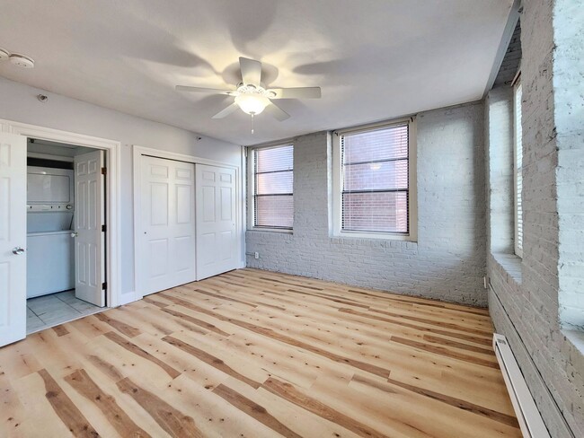 Building Photo - Loft style condo with 2bed 1.5bath, elevat...