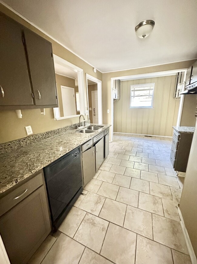 Building Photo - 1136 Broad St