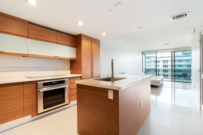Foto del edificio - 5875 Collins Ave