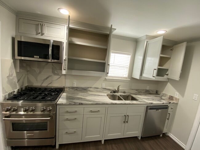 Kitchen - 923 E 36th St