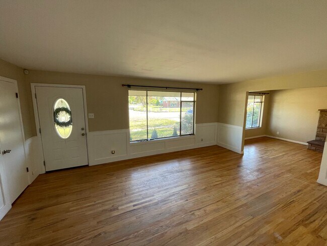 Building Photo - Cozy Holladay Gem – 3 Bed, 2 Bath with Fen...