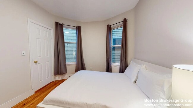 Foto del edificio - Beautiful 3 Bed Coming Available