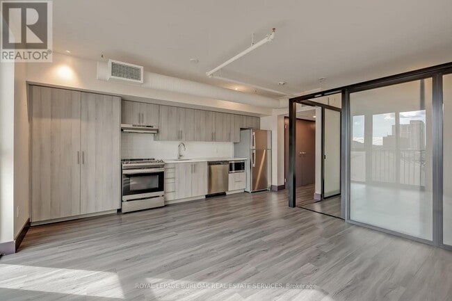 Photo du bâtiment - 121 King St E