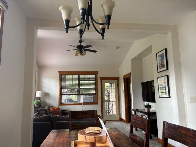 Foto del edificio - 715 Moraine Ct