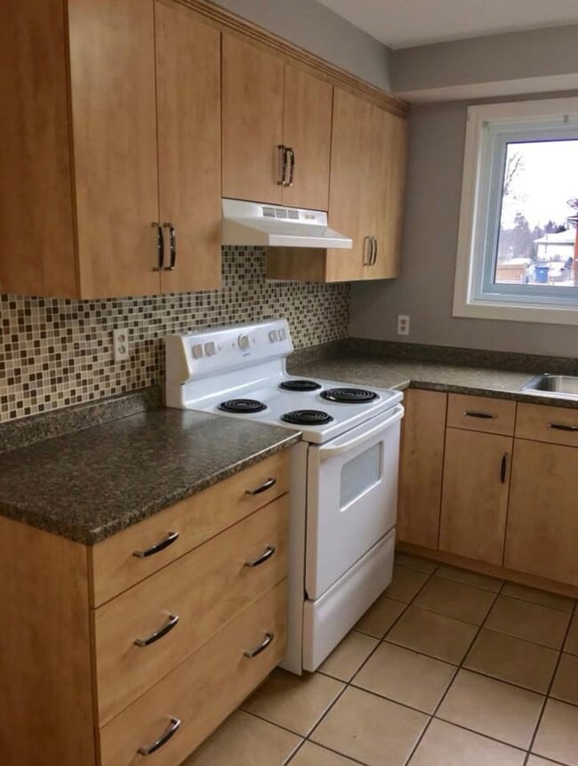 Building Photo - 18 Couture Dr