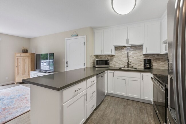 Building Photo - 2Bd/1Ba Clean Condo near Sunny Cove! ( Co-...