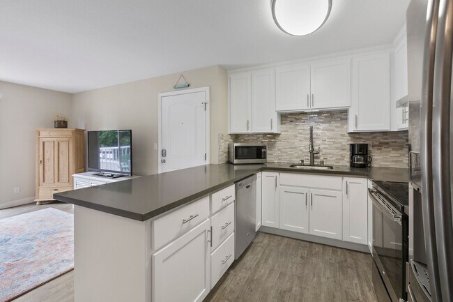 Foto del edificio - 2Bd/1Ba Clean Condo near Sunny Cove! ( Co-signors now accepted!)