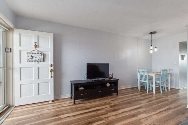 Foto del edificio - beautifully Furnished 1 Bedroom, 1 Bath, Walk-in Closets in both bedrooms. with a community Heate...