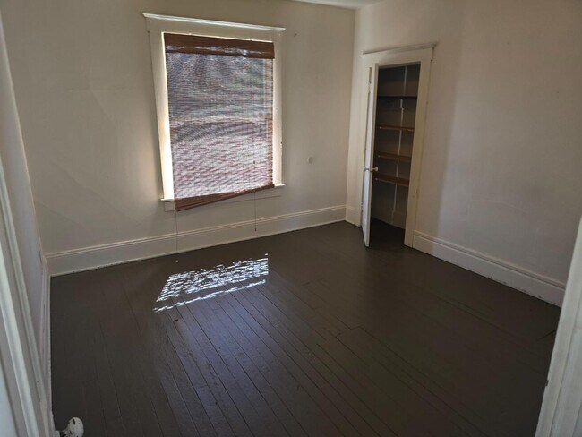 Foto del edificio - 829 1/2 Brighton Blvd - 829 1/2 Brighton Blvd upstairs