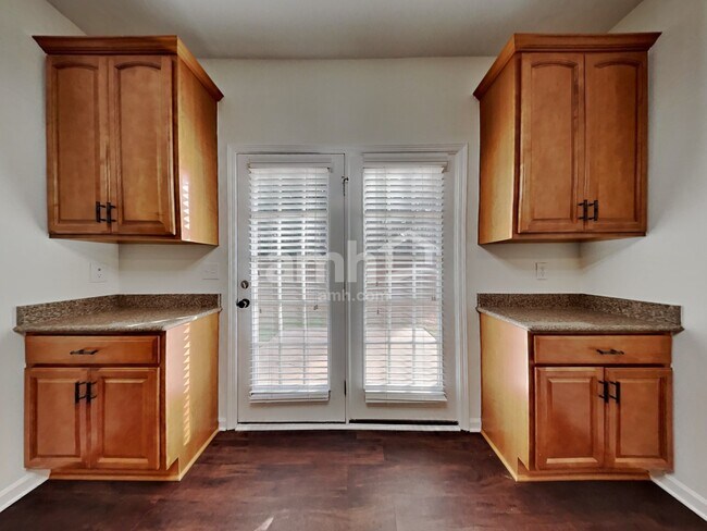 Foto del edificio - 111 Meandering Way Ln
