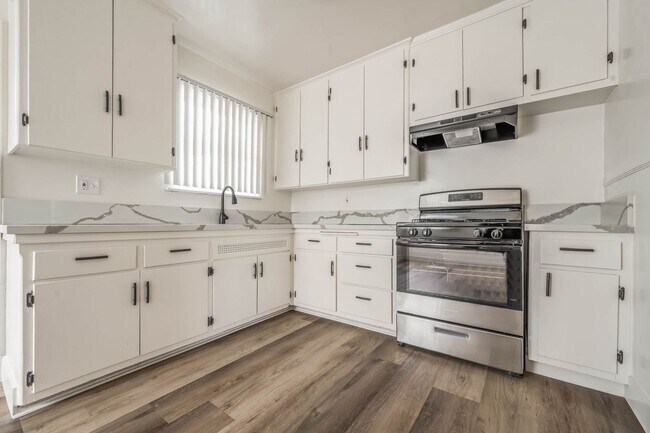 Building Photo - 4067 Sutro Ave