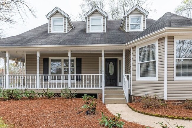 Building Photo - NW Large Updated Home! LR, DR, Den, FP, Ha...