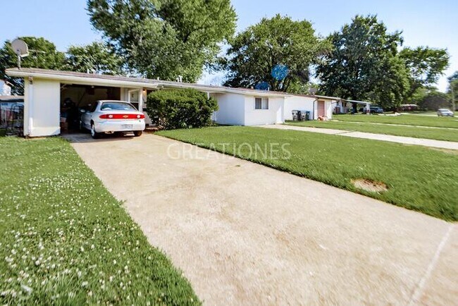 Building Photo - 690 Loyola Dr