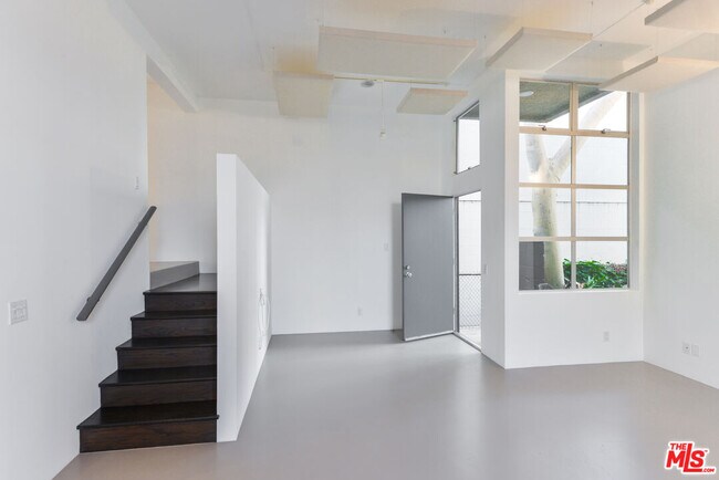 Foto del edificio - 558 Rose Ave