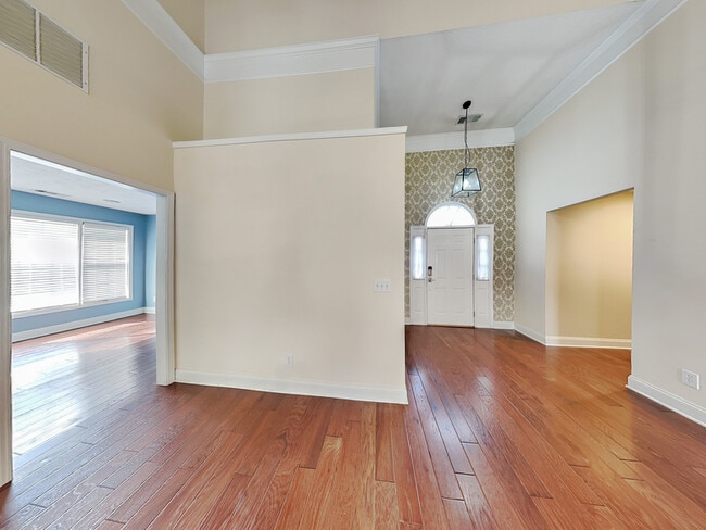 Building Photo - 17 Derby Way NE