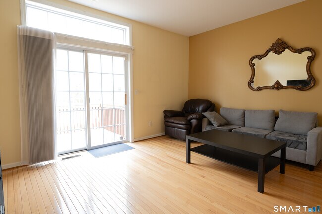 Foto del edificio - 291 Silver Brook Rd