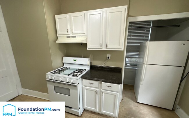 Foto del edificio - 1758 Lawrence Ave