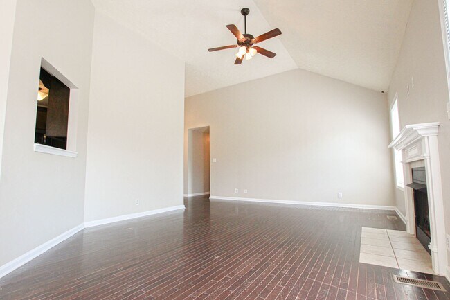 Building Photo - Pet Friendly Three Bedroom!