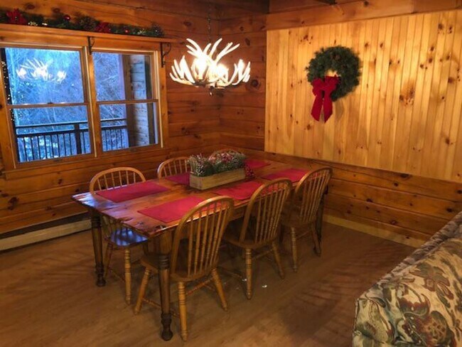 Dining Area - 130 Jeff Heights Rd