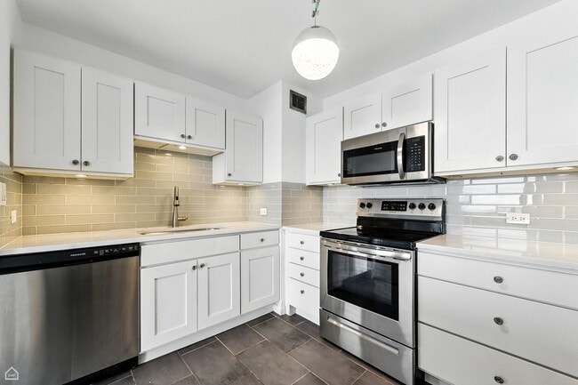 Building Photo - 4343 N Clarendon Ave