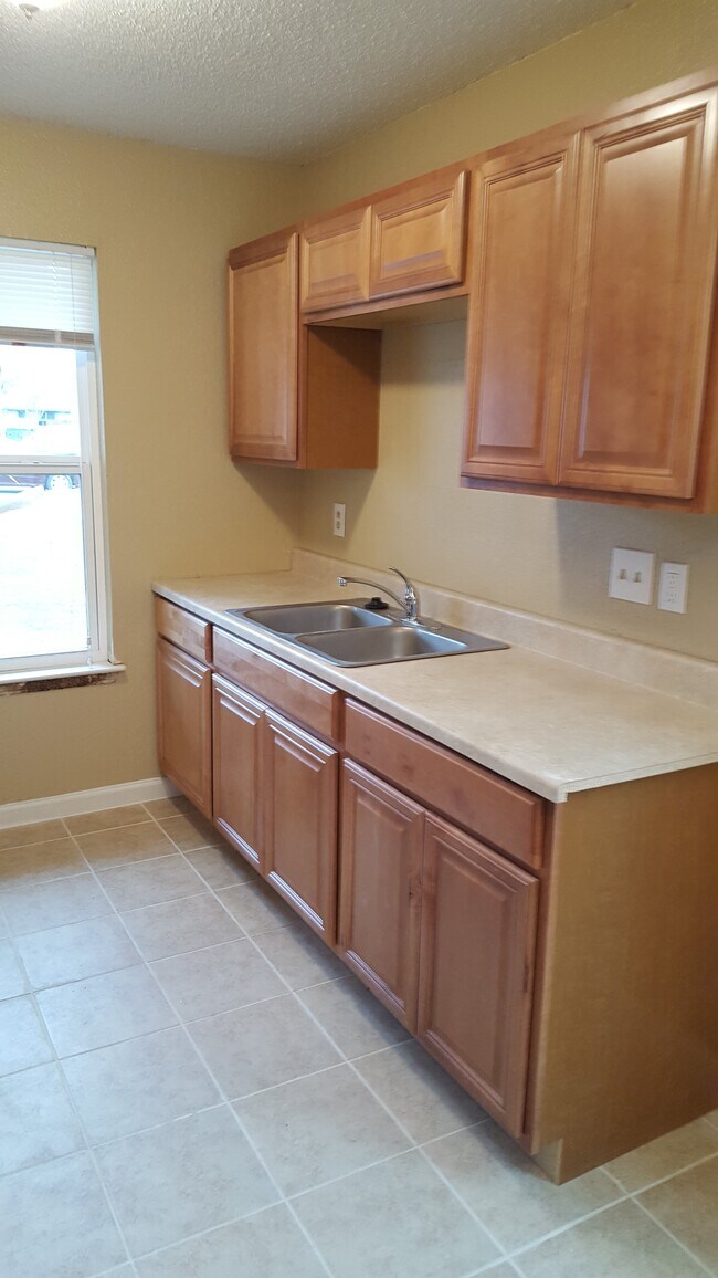 Kitchen - 904 Bret Ln