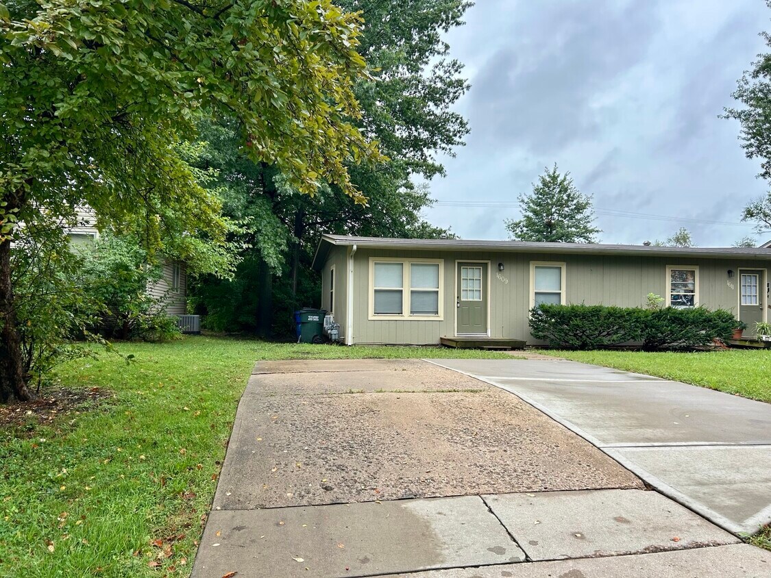 Foto principal - 1609 W 22nd Terrace