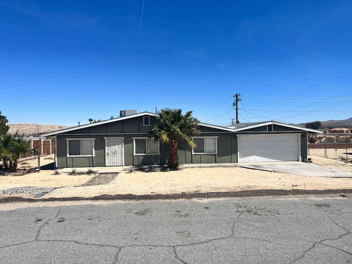 Primary Photo - 5 Bedroom 2 Bath - Close to 29 Palms Marin...