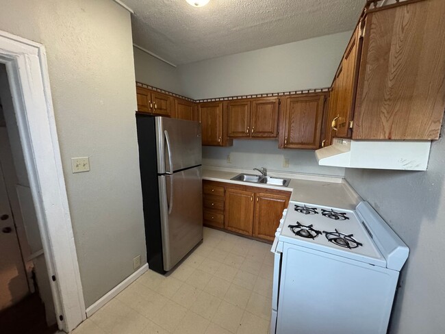 Foto del edificio - 3-Bedroom, 1-Bathroom Home in South Bend –...