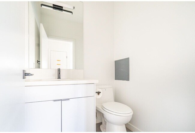 Foto del edificio - 6120 Eleanor Ave