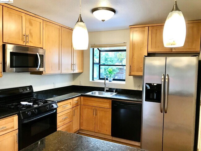 Building Photo - 38049 Canyon Heights Dr
