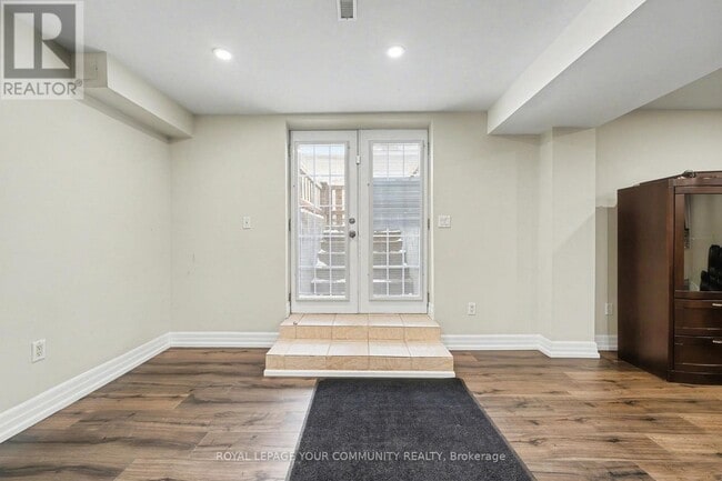 Building Photo - 286 Royalpark Way