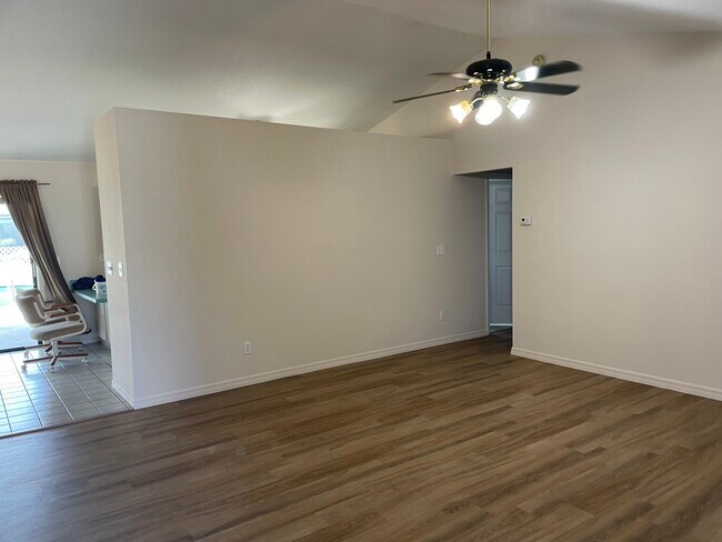 Sala de estar - 7810 SW 62nd Ct