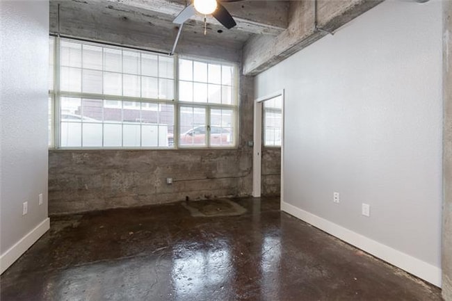 Building Photo - 321 W 7th St