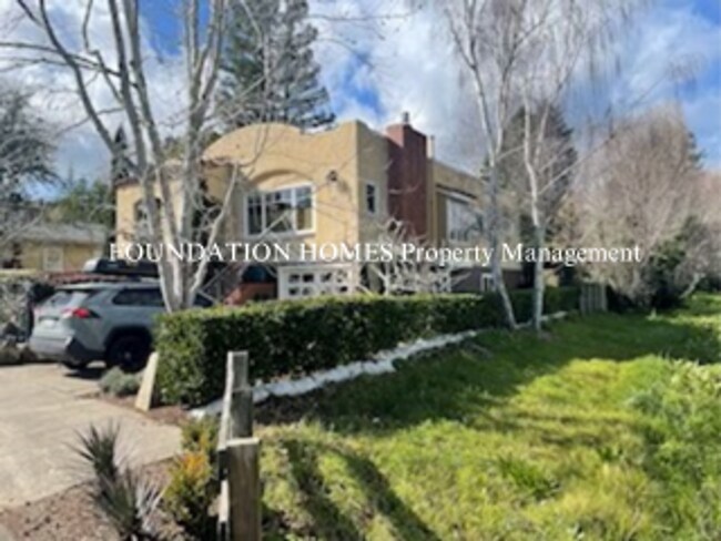 Building Photo - 4bd/3ba Home in great location of M.V. 235...