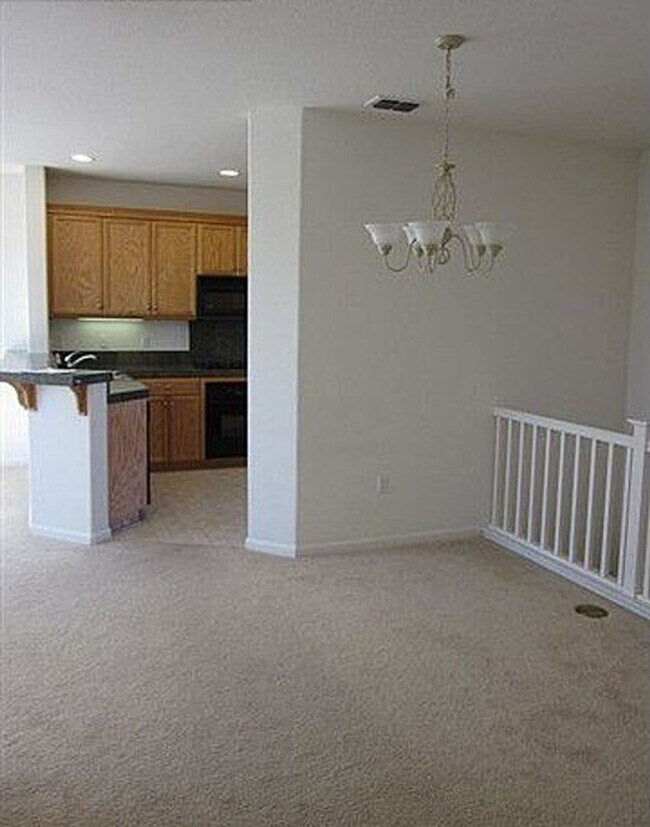 Building Photo - Beautiful Windermere Town Home