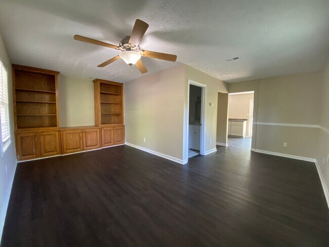 Building Photo - 110/112 Allyson Way