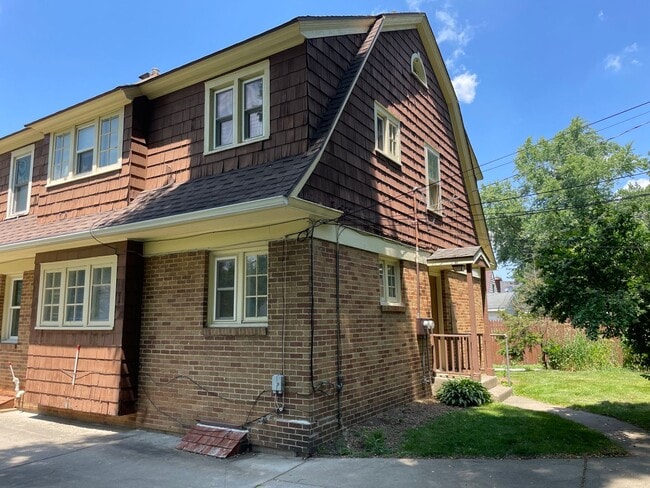 Building Photo - 2230 Riverside Dr NE