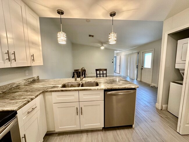 Building Photo - 6300 Royal Woods Dr