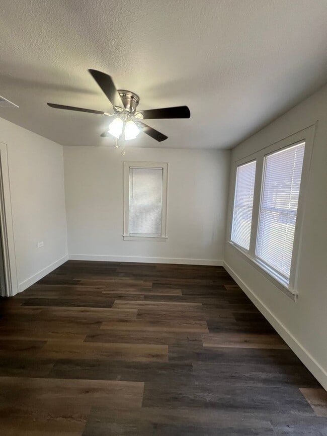Building Photo - Updated 2 Bed 1 Bath