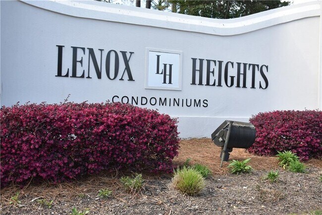 Foto del edificio - 4107 Pine Heights Dr NE
