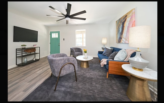 Living room - 4400 Shallowbrook Trl
