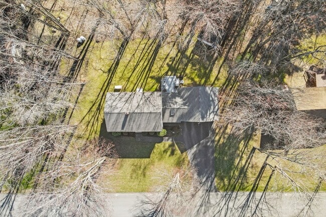 Building Photo - 6 Iris Dr