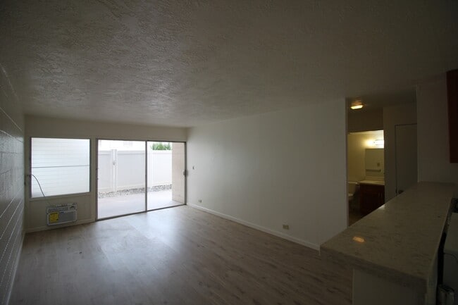 Building Photo - 2 bed, 1 bath, 1 parking Unit available in...