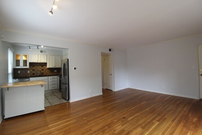 Foto del edificio - May free on this 2 br 1 bath apartment in the West Plaza  area