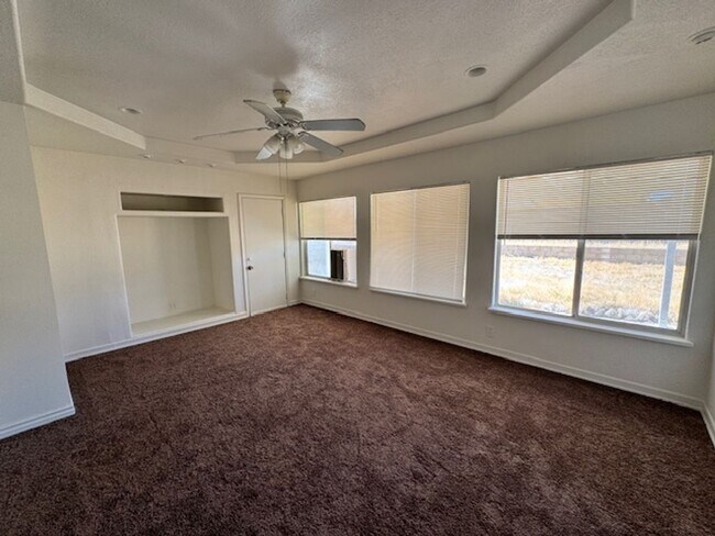 Foto del edificio - Remodeled 4+2 In Quiet Neighborhood - $3000