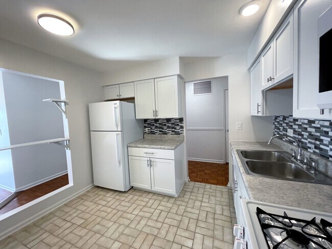 Building Photo - 5400 Carriageway Dr